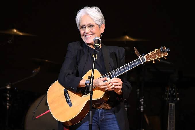 News flash: Joan Baez’s On-Stage Collapse: A Moment of Concern and Reflection