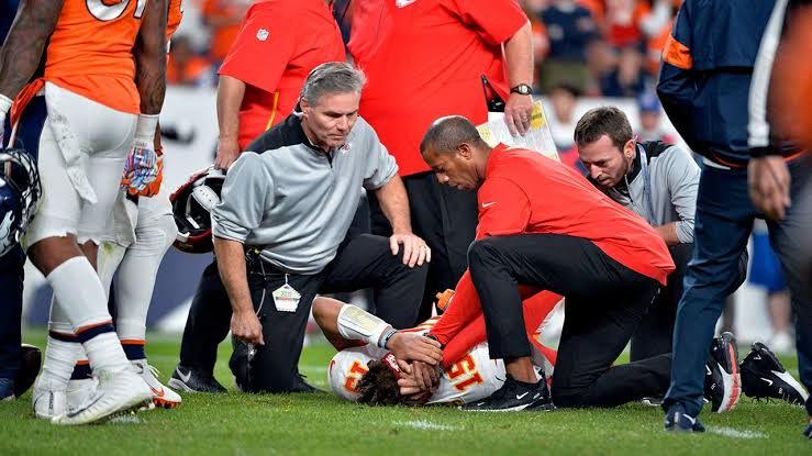 Breaking news :Patrick Mahomes Collapses on the Field: A Shocking Moment for Fans…