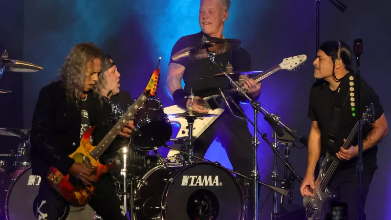 Sad news: Metallica Pays Tribute to Fan Who Died at Their…..