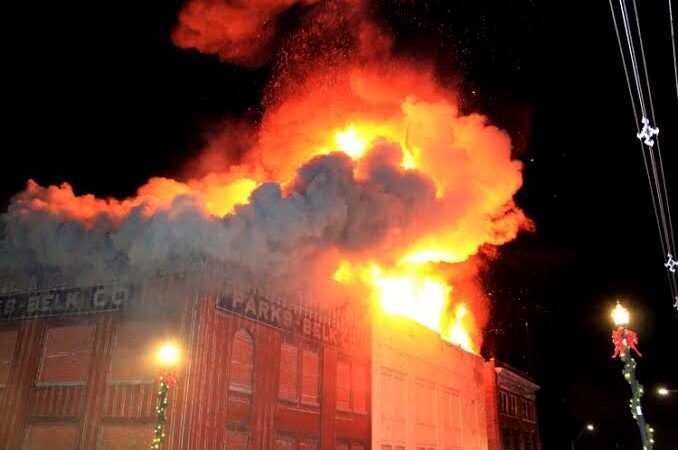 Breaking News: Tragic Fire Burns Down residence, Claims Lives of Tennessee Vols Coach Heupel’s Family.