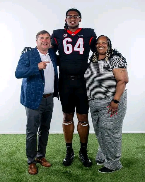 BREAKING NEWS : Jahzare Jackson flip his commitment locked to Georgia Bulldogs the Big 6’11” 340 lbs has a near 7-foot-4 wingspan and has displayed fluidity and agility for his size, Jackson’s transition from basketball to football was unconventional but promising…