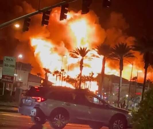 Davastating: fire burns down the largest city in Las Vegas, causing community damage and loss of lives.