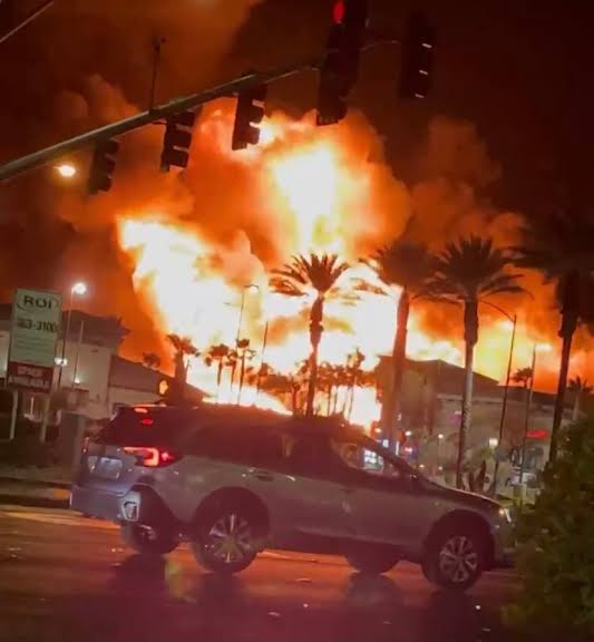 Davastating: fire burns down the largest city in Las Vegas, causing community damage and loss of lives.