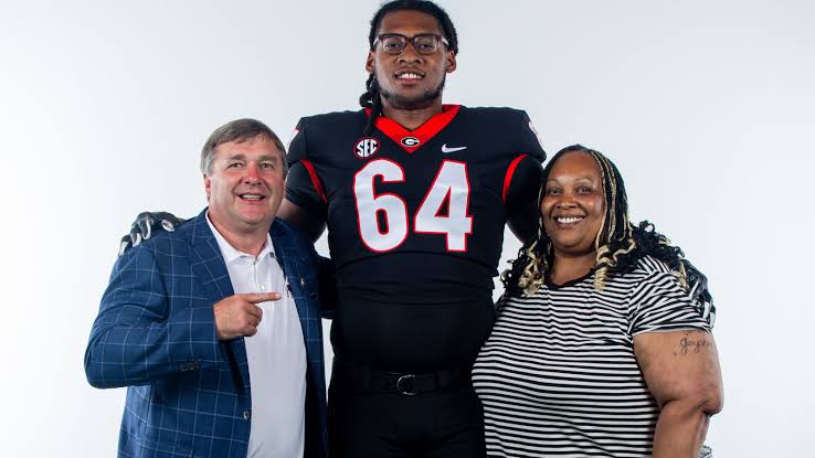 Shocking announcement: Jahzare Jackson flip his commitment locked to Georgia Bulldogs the Big 6’11” 340 lbs has a near 7-foot-4 wingspan and has displayed fluidity and agility for his size, Jackson’s transition from basketball to football was unconventional but promising… Welcome to Georgia and… Full Details Below…. 