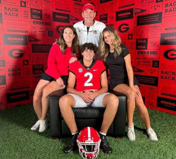 BREAKING: GEORGIA BULLDOGS FLIP 5-STAR WIDE RECEIVER FROM ALABAMA! Top-Rated Pass-Catcher Ditches Crimson Tide for Athens…… more details 