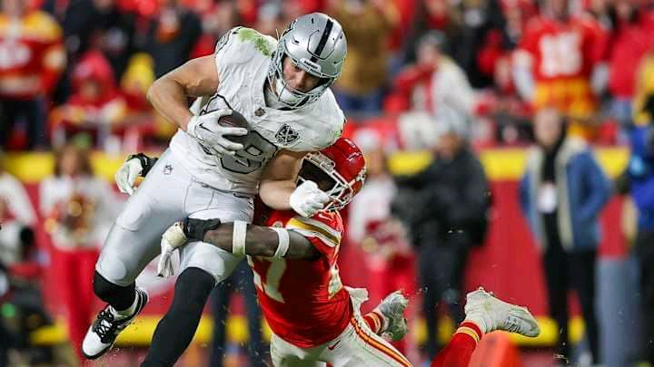 Confirmed ✅: Brock Bowers Makes NFL History: Former Georgia TE Shatters Records in Stunning Achievement – A Historic Moment for….. more details 