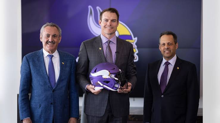 BREAKING NEWS: Kevin O’Connell singn $987 million contract with  president of the Minnesota Vikings, expressing his desire to bring Tom Brady in  an interim offensive analyst, with the ambition to win a championship…