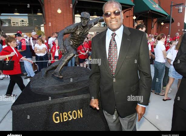 Breaking News: St Louis Cardinals Legend  Bob Gibson family receives a standing Ovation at Bush stadium: A touching tribute to the late cardinals hall of fame…see more