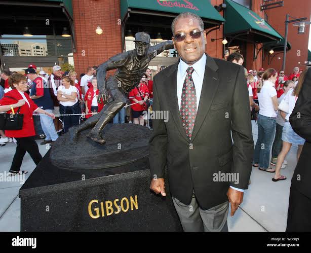 Breaking News: St Louis Cardinals Legend  Bob Gibson family receives a standing Ovation at Bush stadium: A touching tribute to the late cardinals hall of fame…see more