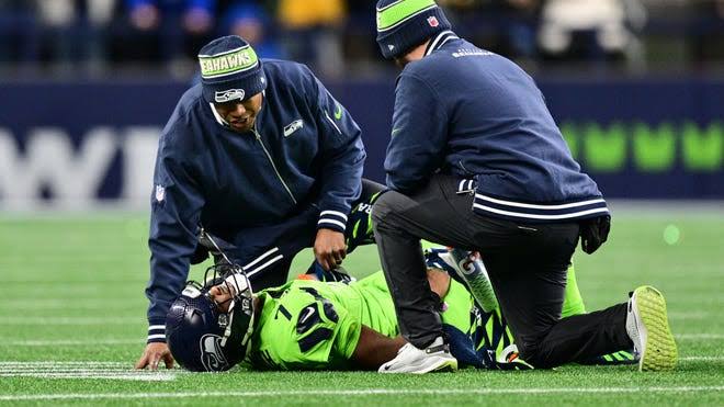 OFFICIAL REPORT: Seattle Seahawks quarterback Geno Smith picks spinal cord injury in training and would miss the Minnesota Vikings encounter. See more:👇👇