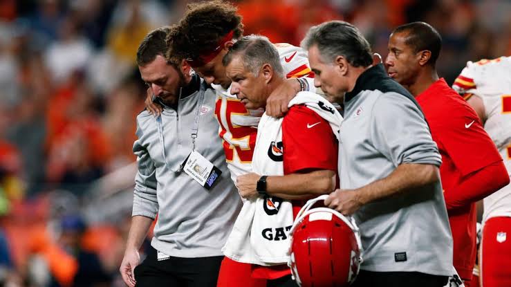 **Sad News: NFL Superstar Patrick Mahomes Sustains Knee Injury**See More…