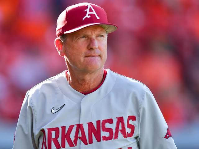 BREAKING NEWS: former Razorbacks nation head coach Lou Holtz send a message to the basketball university Arkansas head coach Dave Van Horn making him frustrated and….. Full details 