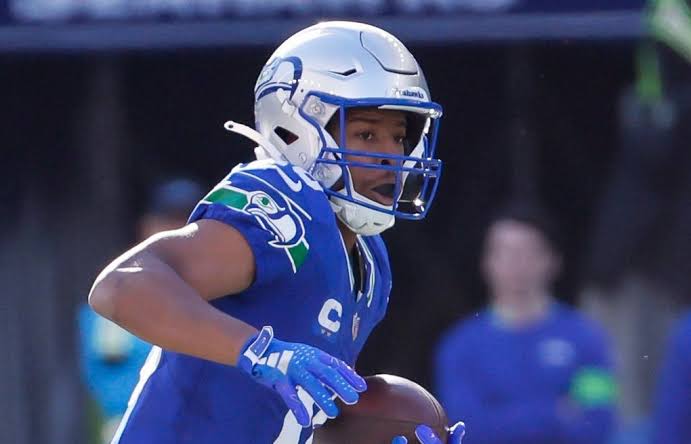 As the 2025 NFL season approaches, one of the most pressing questions surrounding the Seattle Seahawks is whether veteran wide receiver Tyler Lockett will remain with the team.