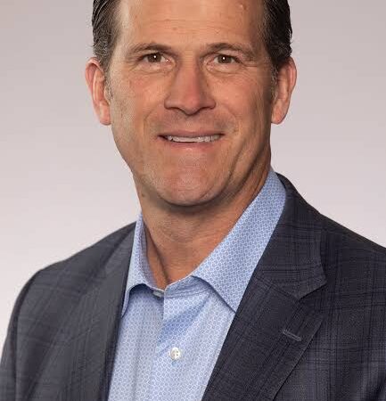 Steve Alford, a former Indiana Hoosiers basketball star, has been appointed as the new head coach of the team. In his introductory statement, Alford expressed his commitment to restoring the team’s reputation, stating, “I’m coming to redeem the team’s reputation.”