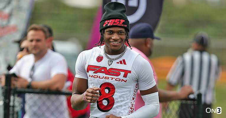 In a thrilling turn of events, one of the nation’s top high school football recruits, 5-star linebacker Cincere Johnson, has flipped his commitment to Ohio State University,