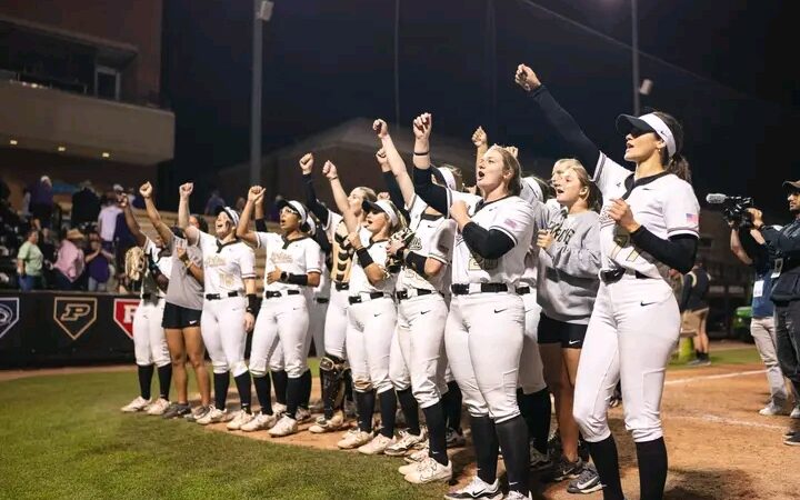 FAYETTEVILLE, Boilermakers. — In a landmark moment for the University of Purdue, the boilermakers softball team has clinched the No. 1 spot in the Softball America Top 25 Poll for the first time in program history. This historic ascent comes on the heels of a dominant…