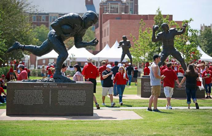 In a powerful gesture of reverence and remembrance, the University of Oklahoma has announced plans to unveil a monumental statue honoring legendary running back and Heisman Trophy winner Billy Sims outside Memorial Stadium. As reported by ESPN,